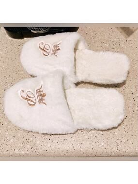 P initial faux fur slippers